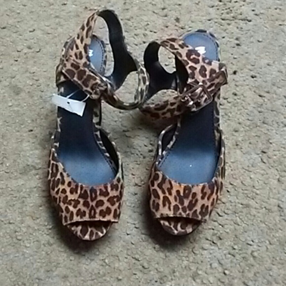 Brand new heels size 8 - Picture 2 of 2